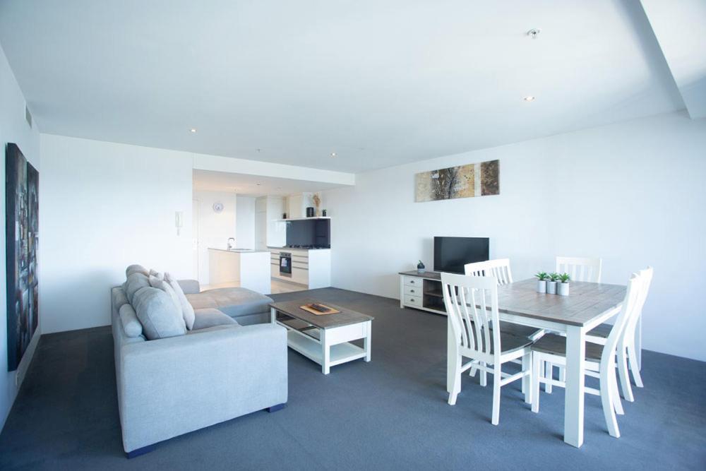 Апартаменты Circle On Cavill - Hosted By Coastal Letting Голд-Кост Экстерьер фото